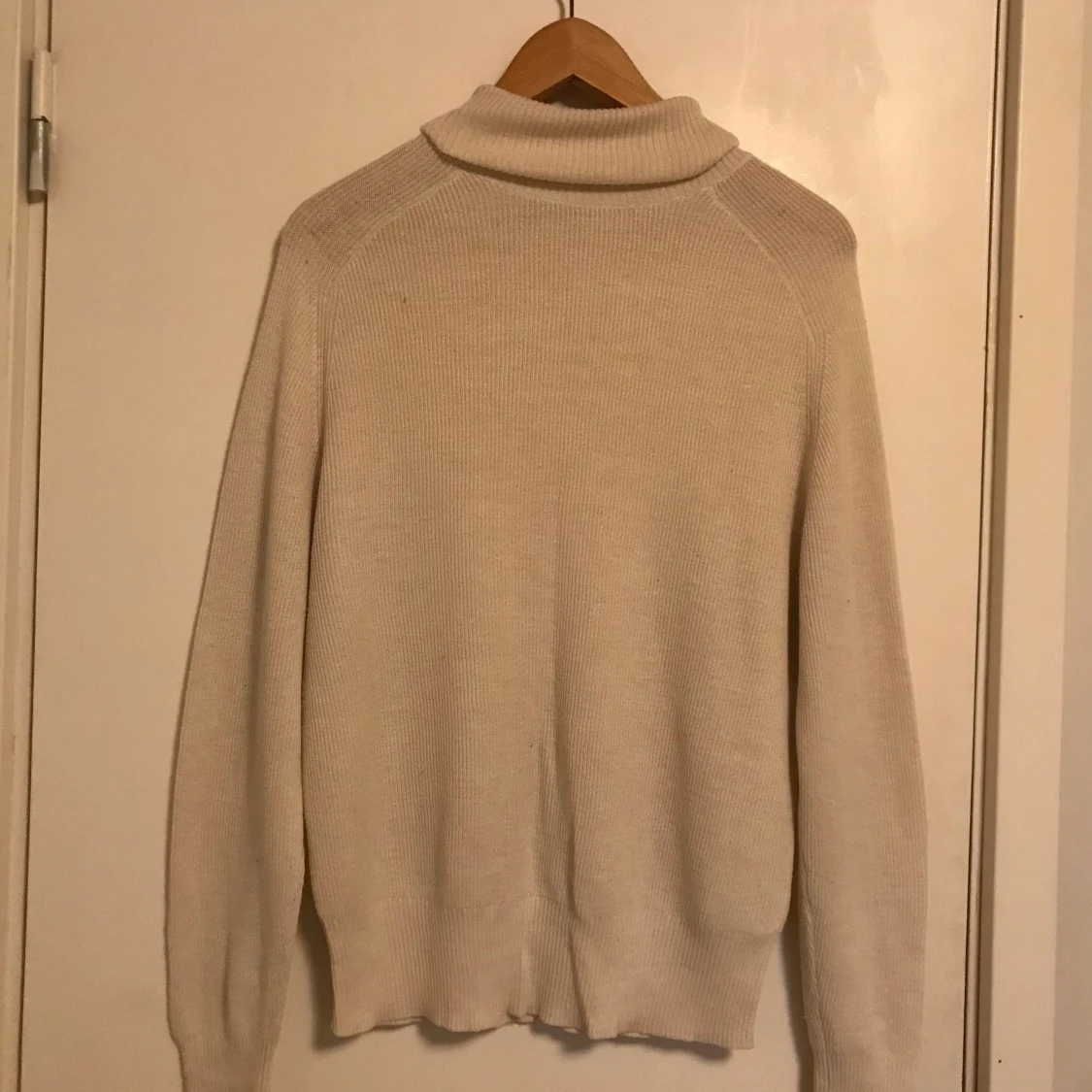 Ribbad vit tröja, storlek M - 90