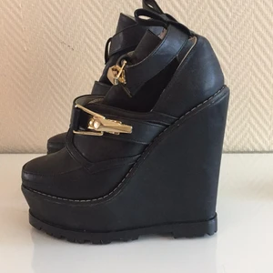 Höga skor med gulddetalj - Höga skinn klackarskor?? Aldrig använt! 