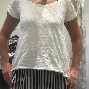 Odd Molly t-shirt - Fin vit Odd Molly T-Shirt strl 0. Knappt använd(för stor för mig(behövs lite större byst för att fylla ut) Så snygg! En strykning så som ny! 