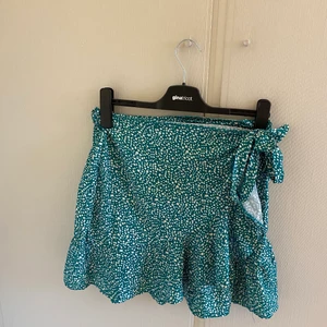 Omlottkjol - Jag säljer denna superfina kjol då den tyvärr inte kommer till användning längre, köpte förra året så vet inte om den fortfarande säljs💕 jag står för frakt!