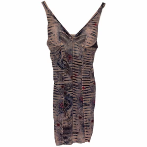 Jean Paul gaultier X lindex klänning -  klänning från Jean Paul gaultiers kollektion med lindex. Sjukt unik och EXTREMT snygg!!! Storlek 80B runt bröstet men passar flera kroppsformer och storlekar då tyget på självaste klänningen är väldigt stretchigt😍😍😍😍 extremt bra skick och bara använd några få gånger