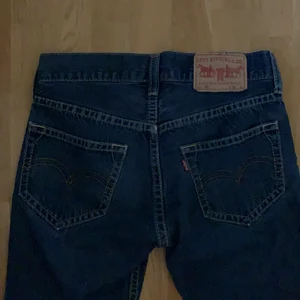 Blå Lewis jeans - Köpta på loppis för några veckor sedan men de är tyvärr för små för mig:( Ifall det är något mer du vill veta om byxorna kontakta mig privat! 🌱                          *köparen står för frakt