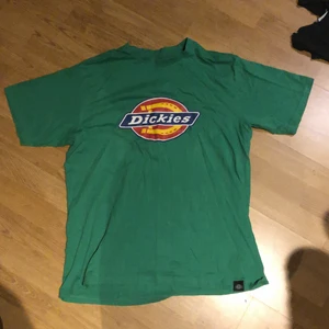 Grön Dickies Tshirt - Grön dickies tshirt, inget fel på den. Köparen står för frakt, betalning sker på swish💕