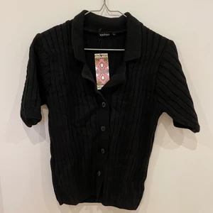 Söt topp - Säljer denna super söta kortärmade toppen från Boohoo då den inte kommer till användning🌸 Storlek S/M och aldrig använd, prislappen är kvar🥰 