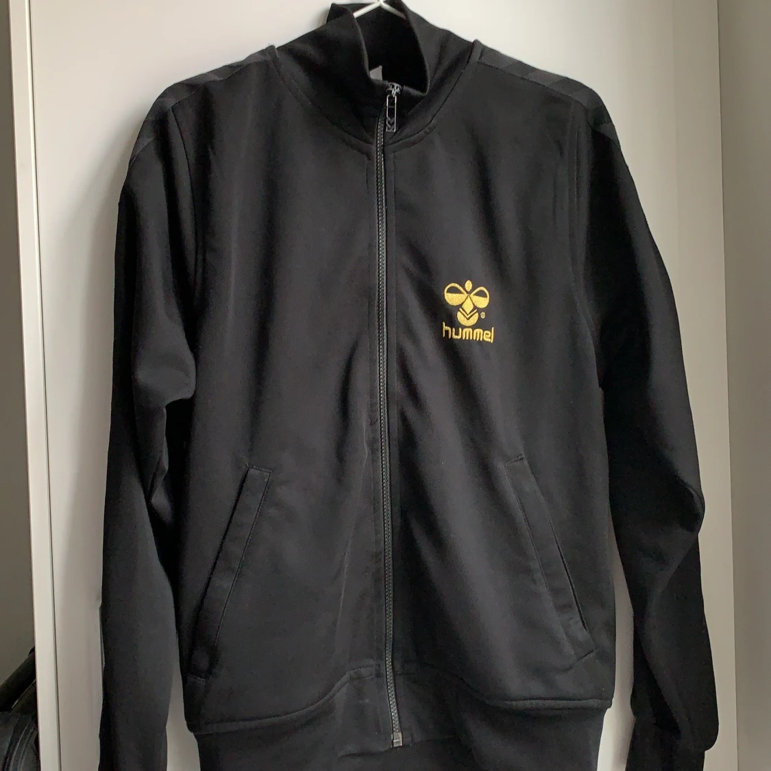 Hummel zip up