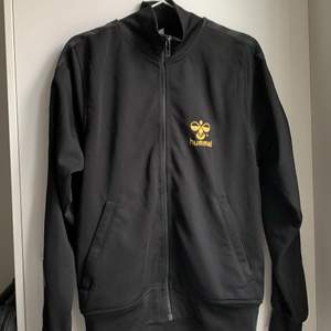 Snygg hummel zip up jag köpt på second hand! Storlek L men skulle säga att det är mer S och kanske uppåt M