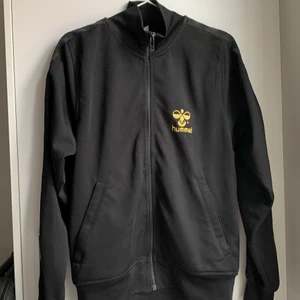 Hummel zip up - Snygg hummel zip up jag köpt på second hand! Storlek L men skulle säga att det är mer S och kanske uppåt M