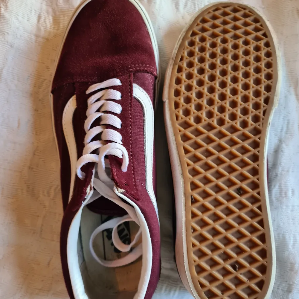 Vans vinröda med bred vit sula. Använda 3 gånger. Mycket fint skick. Säljes för 500. Skor.