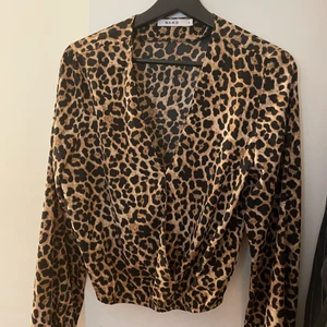 Blus i leopardmönster  - Köpt på nakd! Skriv privat om ni vill ha bilder på hur den sitter på, riktigt snygg passform. 