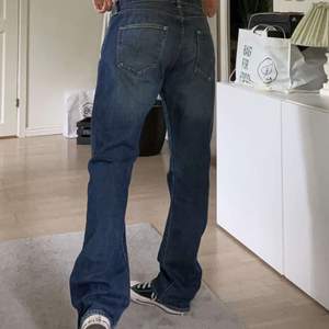 BUDGIVNING på vintage levis 501or. As snygga jeans med medelhög midja. Storlek 34x32 men är små i storleken så mer som en 32x32. Passar storlek 36 för en baggy look och även en 38 för en vanlig straight passform. Modellen på bilden är 170 och bär vanligtvis 36 och 27.