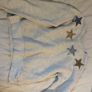 Cool sweatshirt - Sååå cool sweatshirt från zara kids storlek 152 men passar mig som har xs och är 173 cm lång💓