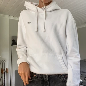 Vit hoodie - Jag säljer denna fina vita hoddie från Hollister då den inte kommer till användning längre. Går att matcha till allt. Köpt för ca 400kr men säljs för 90kr+frakt som köparen står för. Storlek XS. Hör av dig om du är intresserad eller har några frågor🤍