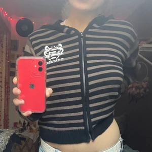 Hoodie - Söt hoodie i barnstorlek men den sitter bra på mig som har S :)