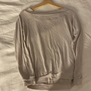 Mjuk topp från River Island ❤️ - Mysig och skön offshoulder topp ❤️ så mysig och mjuk använt  3-4 gånger men den behöver ett nytt hem ⚡️⚡️ storlek S 