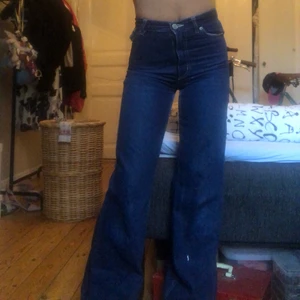 Bootcut jeans  - Så snygga mörkblå jeans från monki som blivit lite för små för mig 💋 Såå sjukt fin passform och bra längd för mig som är 1,65. Det står storlek 24 så typ XS❤️  PRIS kan diskuteras vid snabbt köp!