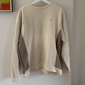 Vintage Nike hoodie - Den perfekta 90-tals tröjan från Nike! Bruna detaljer längst sidorna, lite oversized🌟