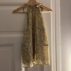 Superfint linne från H&M⚡️⚡️⚡️ - Färggladtt linne från H&M som är superfint men kommer inte till användning nyskick ❤️ man kan styra midjan och vid halsen genom att knyta med banden ❤️