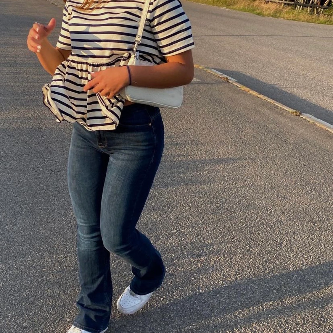 ZARA RANDIG TOPP MED VOLANGER