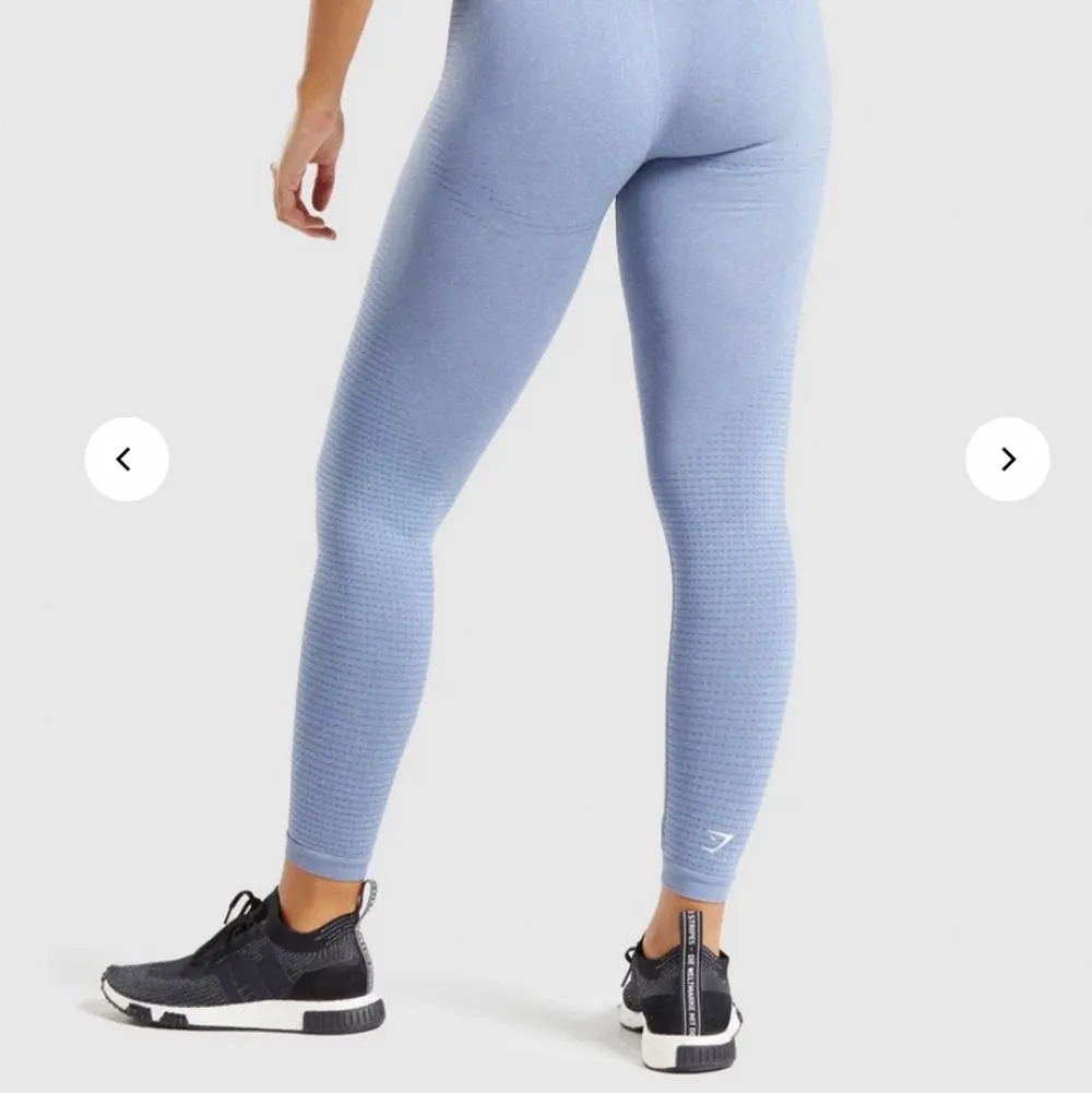 Säljer mina Gymshark tights i modellen Vital seamless 2.0💗 Älskar dessa men dom har tyvärr blivit lite små för mig:(( Köptes strax innan sommaren i år så i fint skick. Ordinarie pris 550kr säljer för 280+66kr frakt ( spårbar). Jeans & Byxor.