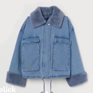 Jacka  - Ej mina bilder! Jag säljer min blå varma jeansjacka som passar till lite kallare tider.  