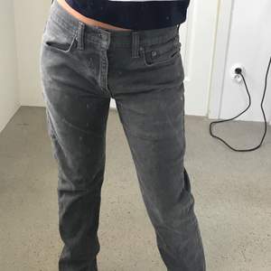 Fina gråa mid waisted Levis jeans! Dom går precis på skorna för mig som är 159, lite pösiga fast på ett snyggt sett