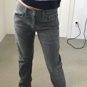 Jeans - Fina gråa mid waisted Levis jeans! Dom går precis på skorna för mig som är 159, lite pösiga fast på ett snyggt sett