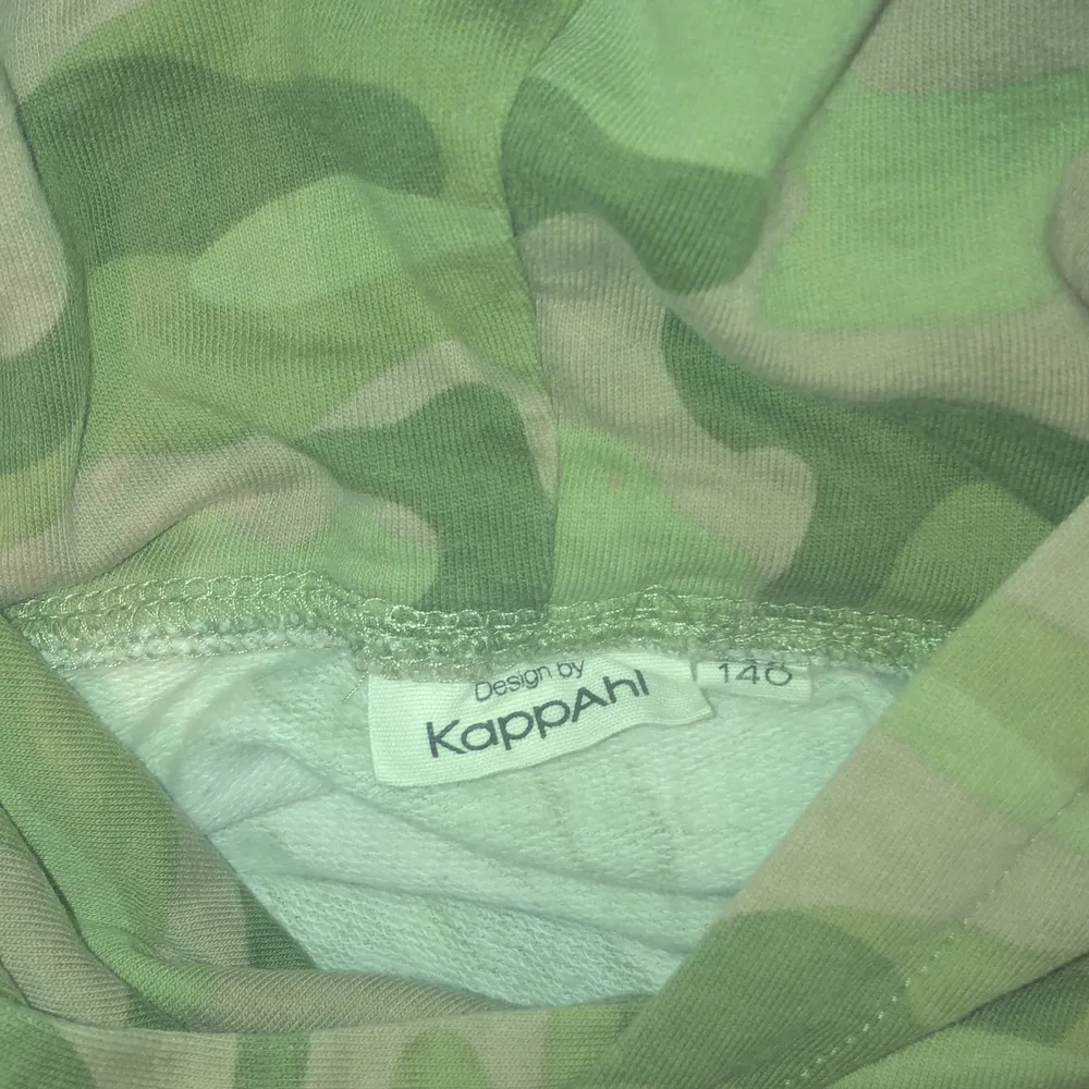 Fin militär färgad hoodie från Kappahl knappt använd, fint skick🔥. Hoodies.