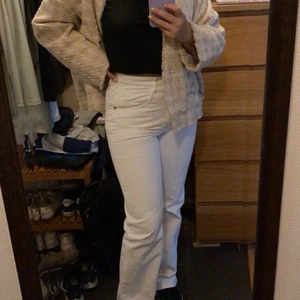 Zara jeans - Säljer mina vita zara jeans som jag endast använt 3 gånger pga för små för mig. Dem har en liten fläck på högra fickan och en liten på låret men inget som syns när man har dem på sig. Går nog att ta bort med blekning om man vill. Köparen står för frakten!