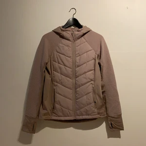 Outdoorjacka - En superskön jacka från H&M Sport. Färgen på bilden är lite missvisande, den är i en fin gammalrosa färg. Jätteskönt material och lagom varm för höstpromenader. Använd några gånger.