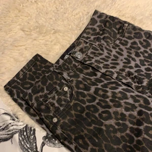 Leopardbyxor - Supersnygga jeans i stretchmaterial med leopardmönster från Zara. Köpta på Plick men tyvärr för små för mig. 