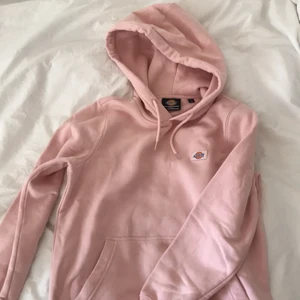 Rosa hoodie dickies strl S - Rosa mysig hoodie från dickies man storlek S, funkar som unisex passar allt mellan XS-M. Endast använd 1 gång och i nyskick! Nypris är 699kr☺️