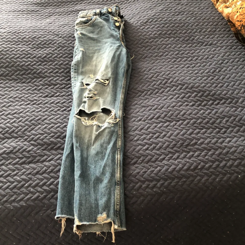 Just nu säljer jag ett par rivna jeans för 200kr. Jeans & Byxor.