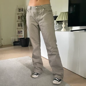 Baggy jeans - As snygga ljus beiga baggy jeans köpta second hand. Säljes då dom är lite för stora. Passar bäst en 38 för baggy lågmidjad look men även en 40 för en vanlig straight look. Modellen på bilden är 170 och när vanligtvis 36 och 27.
