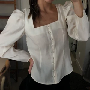 Blus från & other Stories  - Aldrig använd, storlek 36. Frakt tillkommer 😙