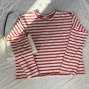 Randig röd tröja från monki - (Lägger upp igen pga oseriös köpare) Jättesnygg randig röd tröja från monki storlek S. Mycket bra skick👍 Skriv gärna om du vill ha fler bilder, köparen står för frakt ❤️