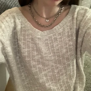 Beige tröja - Jätte mysig tröja. Nästan helt oanvänd. Köparen står för frakten. Den är beige med en öppen rygg.   Den är stretchig och inte alls stickig.🥰😊❤️