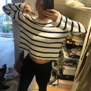 RANDIG TRÖJA  - halloj!!! Nu säljer jag en super duper fin randig tröja! ❤️ för 200kr inklusive frakt!!! Frakt där du ser vart paketet är hela tiden💞💞🥳🤝😁😁 super fin att ha till skolan eller en mysig höst dag💞 (storlek s) 