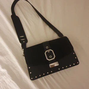 Väska från topshop - Det är en väska från topshop den är i bra sick och har ett kort axelband den har även en skiljevägg i väskan så du får två fack.