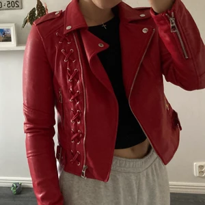 Röd jacka  - Röd fauxläder jacka i mycket bra skick. För mer info är det bara att fråga 