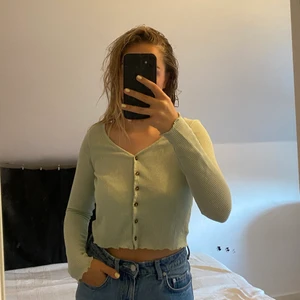 Topp från h&m - En ljusgrön tunt stickad topp från H&M. Säljer pga att den inte används mer, i fint skick! Frakt tillkommer😇