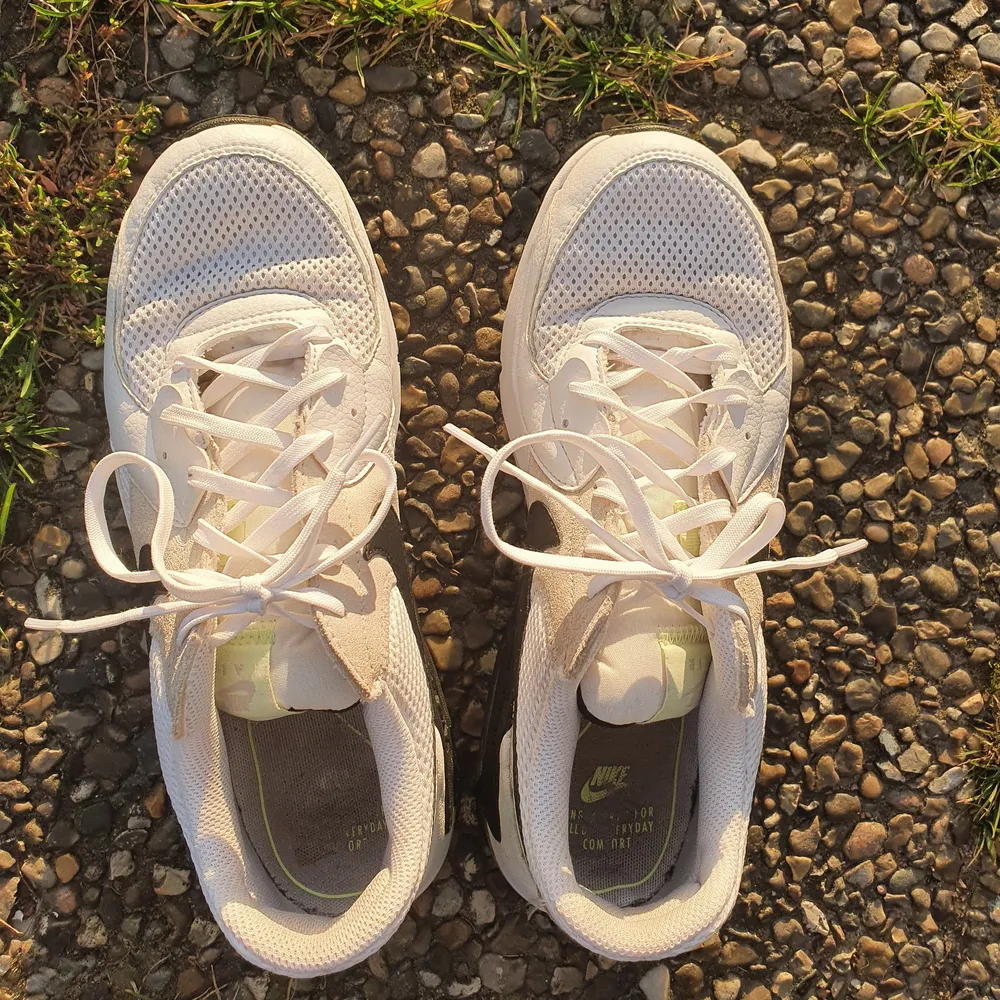 Det är ett par nike air som jag säljer för att dom e försmå för mig, dom är använda men är i ett bra sick. Dom är i storlek 41 men kan också passa en som är 40 för jag upplever att dom är ganska små i modellen. . Skor.