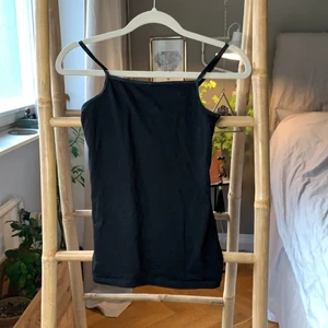 Svart linne  - Basis linne från H&M. Storlek 146/152. Ser ut som nytt!