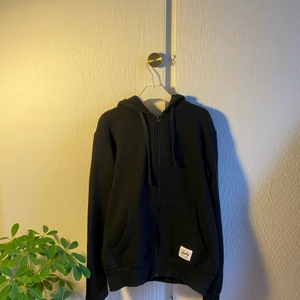 Hoodie - Hoodie med dragkedja från Frank dandy ❤️ Basic-plagg som passar till allt ! Har dessvärre inte kommit till så mycket användning och är därför i stort sätt i nyskick🥰