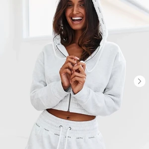 Lounge kofta storlek S - HELT OANVÄND!✨ fick hem denna fina Lounge koftan för ca någon månad sen men aldrig kommit till andväning (tänkte skicka tillbaka men blev aldrig så därför är prislappen kvar) sitter jätte fint på! 