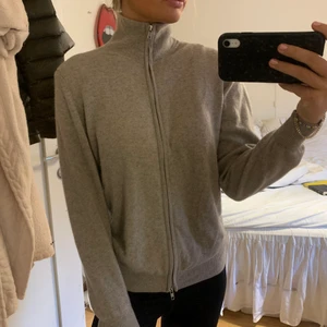 Kashmir Soft goat zip up  - Jättefin zip up kofta från soft goat i Kashmir. Jätteskön och snygg, perfekt vardagsplagg. Använd ett fåtal gånger i storlek S. 