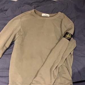 tjena! Säljer min stone island tjocktröja för den börjar bli för liten för mig, den är olivgrön och är väldigt bra material. Färgen är lite mer unik men väldigt snygg. Absolut 0 flaws med tröjan (ser lite konstig ut pga ljuset)