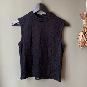 Mq - Spetstopp från Zoul i storlek S. Kortare i modellen och supersnygg till ett par jeans verkligen!