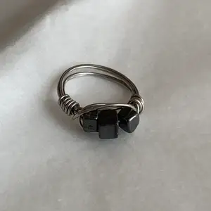 Handgjord ring med svarta pärlor. 18mm i innerdiameter. Fri frakt.