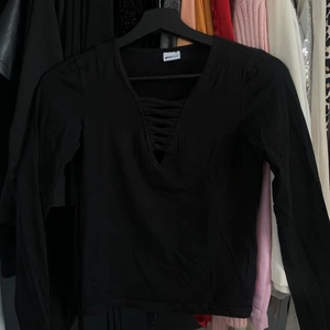 Top - Svart top från Gina med detalj i fram🖤