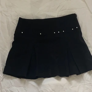 söt y2k tennis kjol - skit gullig y2k tennis liknande kjol. Med kristaller runt om, desvärre har många lossnat, då den är gammal, men det är bara att sätta ditt nya! Barnstorlek (140) men skulle nog passa bäst. XXS/XS 